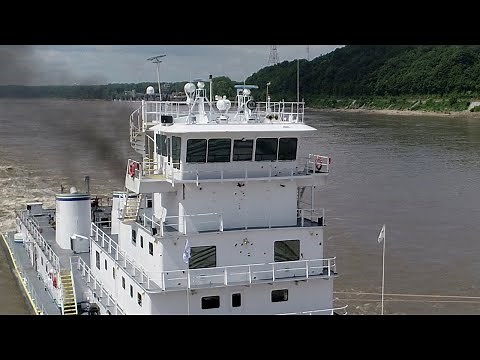 BIG Towboat M/V VIKING QUEEN Pushing 42 Barges Northbound Mississippi River