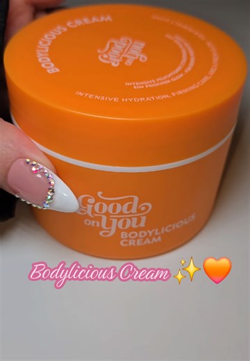 A rich, buttery body cream that melts into the skin and leaves it feeling super soft, smooth, and deeply hydrated ✨ And the best part? It smells absolutely delicious 🧡 —the kind of scent you’ll keep sniffing all day. Perfect for that cozy, pampered skin feeling. 💫 . . . . . #bodycream #hydratingcream #girlthings #unboxing