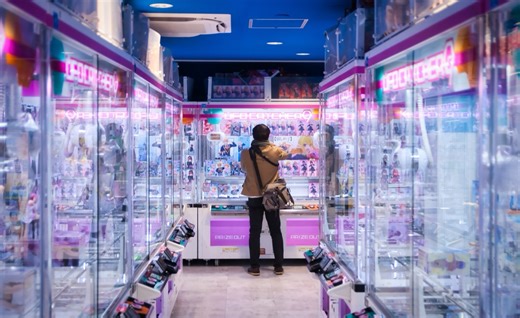 Guinness pro attempts 30-minute claw machine challenge in Japan