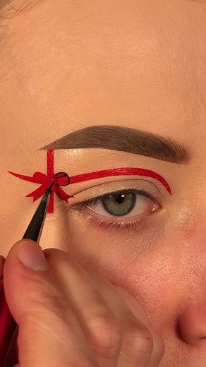 Christmas Eyeliner Tutorial for Festive Makeup Looks