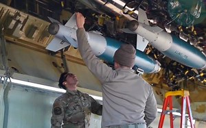 为B-52挂载大当量炸弹执行训练任务