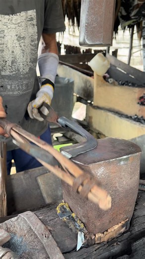 46K views · 92 reactions | Cutting iron using a grinder no, cutting iron using a saw yes #fblifestyle #blacksmith #blacksmithing #metalart | Seni Kerajinan | Facebook