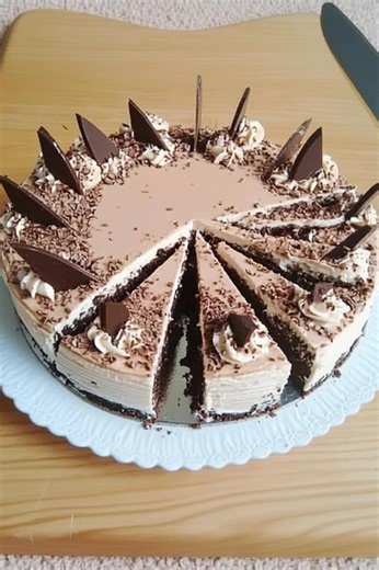 Eiskaffee-Sahne-Torte Zutaten: 6 mittelgroße Eier 150 g Zucker 150 g gemahlene Mandeln 30 g Paniermehl 1 Päckchen Backpulver 50 g Schokostreusel 750 g Schlagsahne 3 Päckchen Sahnesteif 2 Päckchen Vanillinzucker 80 g Eiskaffeepulver (Instant) 1 EL Mandelblättchen 1 EL Puderzucker 1 EL Schokostreusel Zubereitung: 1. Eine Springform (26 cm) einfetten. 2. Eier trennen. Eigelb und Zucker cremig schlagen. Mandeln, Paniermehl und Backpulver mischen und unterrühren. Eiweiß steif schlagen, Schokostreusel