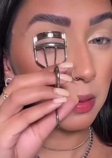 Enhance Your Eye Makeup Technique with Expert Tips