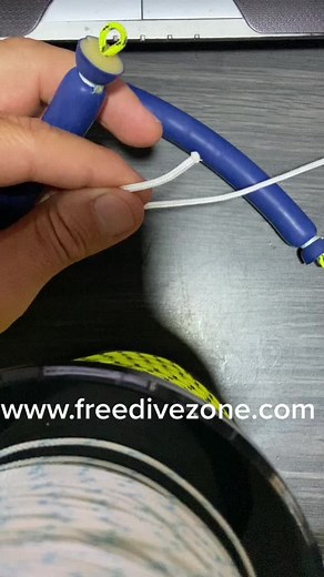 How to tie a dyneema wishbone for speargun rubbers. #dyneema #wishbone #rubbers #speargun #spearfishing #freediving #freedivezone
