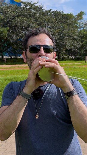 Um TELEFONE de LATA GIGANTE! Duas latinhas, um barbante e muita curiosidade: até onde será que dá pra conversar com um telefone de lata? 📞 O Iberê resolveu testar o brinquedo clássico de um jeito nada comum — e levou a experiência ao extremo, esticando o fio por até 150 metros no Parque Villa-Lobos! Será que o som ainda chega nítido a essa distância? E o que muda se, em vez de barbante, a gente usar arame, onde o som viaja até 20 vezes mais rápido que no ar? 😱 No vídeo, o Manual do Mundo mostr