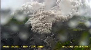 Wild video from last week when Indonesia’s Mount Semeru explosively erupted, sending pyroclastic flow — ‘avalanches’ of extremely hot gas and debris — screaming into several valleys. Source: Kementerian LHK | Live Storm Chasers