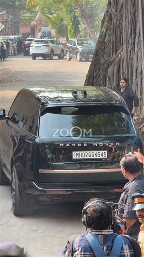 sanjay dutt arrives to pay his last respects at Dharmendra Ji’s final rites. #dharmendar #sunjaydutt | Zoom TV