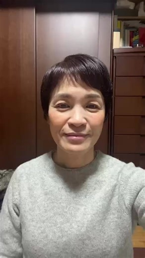 永田恵梨＊happy creator/流行を追わずにおしゃれを叶える on Instagram: "． おはようございます☀️ 【3/15 MIJ島根講演】まで毎日インスタLiveチャレンジ中‼️ 毎朝7:55〜NHN朝ドラ『ばけばけ』が始まるまでの５分間 永田恵梨のこれがいい♪発信中☺️ 以前のライブは ＠eri.__.nagata からご覧いただけます👀✨ ーーーーーーーーーーーーーーーーーー 発信したから出逢った✨ 松江市観光協会美保関町支部の Instagramを運用している私。 ストーリーズを使ってフォロワーさんと交流したところ、美保関町出身の知り合いの青年と再会しました！ これからの交流が楽しみ🌈 受信した(女性性)閃きや感覚を 発信して(男性性)行動に移す。 これが現実をクリエイトしている✨ サラッと言ったけど、めっちゃ真理∞ もっと深くお伝えしたいな♡ ーーーーーーーーーーーーーーーーーー 👇3/15 MIJ島根講演の詳細は🎟️👇 @eri.__.nagata のプロフィールから♪ #中島侑子出版記念講演会 #美保関町の宝#発信力#みんなインフルエンサー"