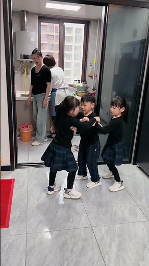 一胎多生了俩 每天真够热闹的 可真是三个活宝呀#人类幼崽迷惑行为大赏 #萌娃日常 # #funny #搞笑#三胞胎123妈妈