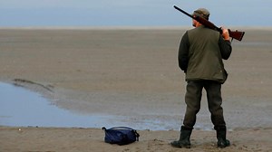 Rencontre tendue entre le naturaliste Pierre Rigaux et les chasseurs en baie de Somme