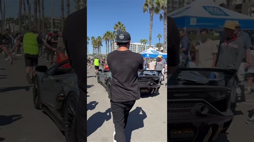 Lamborghini Aventador SVJ revs to please the crowd and blows eardrums