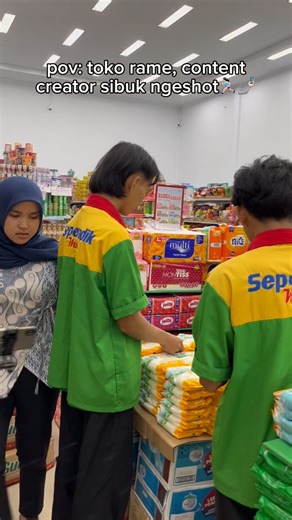 SEPERADIK MART | Rame pelanggan? No problem 🙅🏻‍♀️ yang penting kontennya dapet🤳🏻❤️ #seperadikmart | Instagram