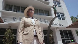 21 reactions | Esteban Mercer sigue visitando las casas más espectaculares y exclusivas de la mano de sus propietarios en #HouseAndStyle Como ya os hemos adelantado, Esteban tendrá como anfitriona a la glamourosa Carmen Lomana. ¡Estreno mañana a las 13:30 en #CanalDecasa! https://decasa.tv/programa/house-style-t4 | decasa | Facebook