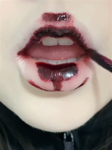Enhance Your Lip Look with Glossy Techniques