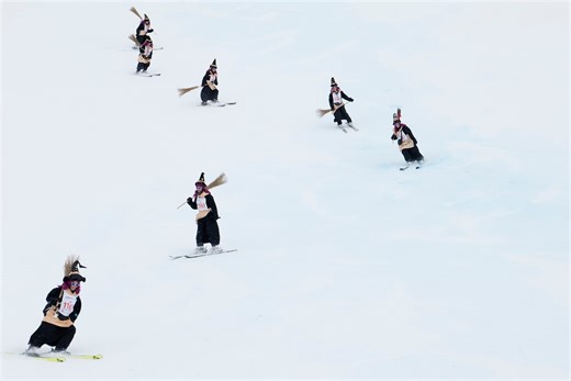【動画】魔女たちが雪山を滑る、スイスの名物スキー大会「ベルアルプの魔女」