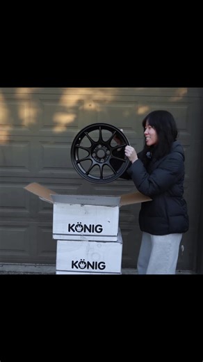 Shout-out to @techjoyce for taking on building a car for the first time! 💙 No easy feat yet we are happy we could support. Watch the full project on her YouTube channel. #dekagram #konigwheels #flowformed #techjoyce
