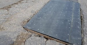 Imagini tragi-comice surprinse intr-un oras din Romania. Cum au putut sa acopere muncitorii o groapa din carosabil