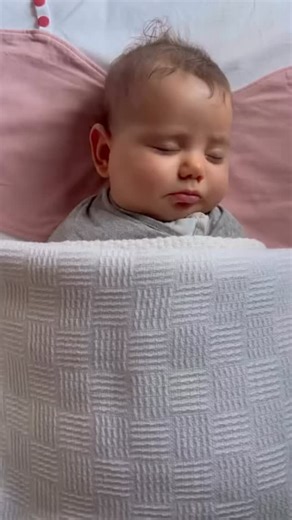 Baby Amira 14 weeks Baby Amira is living in Bali and is on Save Our Sleep 💤 program! Save Our Sleep babies, go in their cots awake and put themselves to sleep with no crying. Then we their parents go in and wake them up. 4 Things you should Know about Save Our Sleep babies. ⁠ ⁠ 1️⃣ They are happy contented babies who do not *make strange. ⁠ ⁠ 2️⃣ They do not go through the so called sleep regressions. ⁠ ⁠ 3️⃣ They start eating solids between 16 and 18 weeks so are less likely to have allergies 