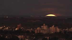 1.4M views · 11K reactions | #IMPACTANTE  SALIDA DE LA LUNA DESDE NEUQUÉN  Crédito: Chiqui Ibañez #astrophoto #astronomy #Glaretum #astrofotografia #astrophotography #astronomia #Luna #Moon | Somos la Ciudad Paraná | Facebook