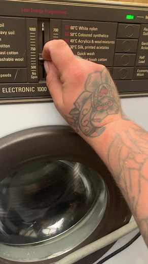 Retro Laundry Nostalgia: 1980s Hotpoint Washing Machine