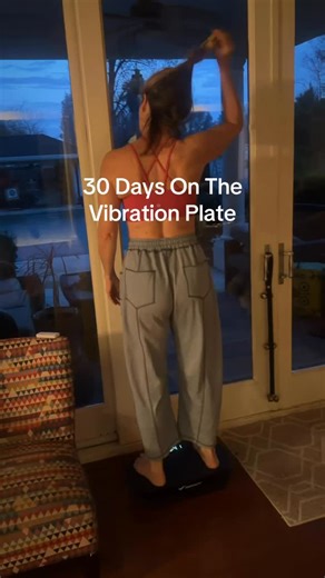 Amy White | Weight Loss Nutritionist on Instagram: "Here’s what I’ve noticed... 30 Days in a row on my vibration plate and I do feel a difference. 1 - Within days I noticed my body wasn’t achy/stiff in the mornings 2 - 10 minutes on my vibration plate calms me down. It’s like a nervous system reset. 3 - It has helped with flexibility. I went to a yoga class yesterday and I was bendy! In the past when l’ve tried yoga my legs were so tight it was uncomfortable. Vibration plate? 🤷‍♀️ 4 - I feel go