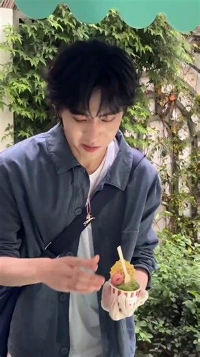 This is the guy who asked XuanCheng if he could feed him 😆 He's a model (he wrote 188cm but seeing how he's a little shorter than 🐰 here... hmm) and he's attached (I did a little background check for zzw 😆 So don't need to worry 🦊!)