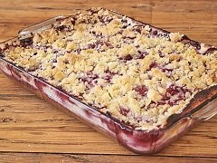 Jogurtový koláč s tvarohem, švestkami a drobenkou — Kluci v akci — Česká televize