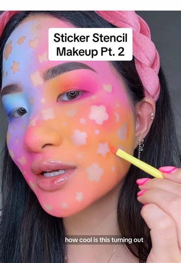 Transformación Creativa con Stickers en Maquillaje