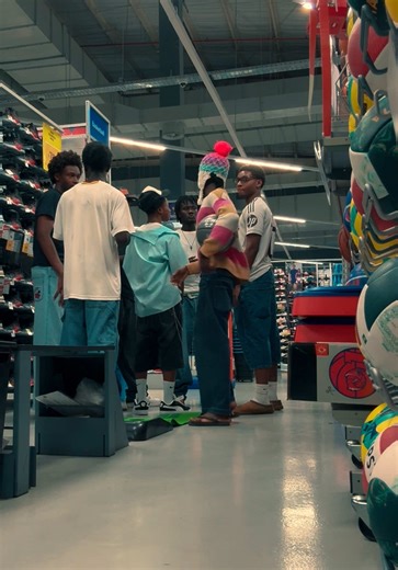 Even in the darkest moment don’t be afraid, happy Sunday my Africans❤️ 🎥:@MR. BIN♻️ #trend #viral #believeinnarley #france #mall