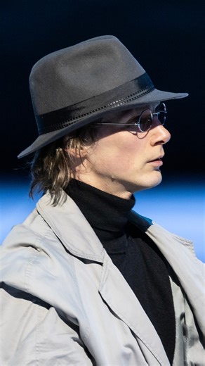 Venice – city of myths, masks, and undulating shores 🛶✨ John Neumeier's ballet adaptation of Thomas Mann's classic novella "Death in Venice" transforms the aging writer Gustav von Aschenbach into a successful choreographer trapped in creative crisis. Premiered by Hamburg Ballet in 2003, this work is a profound portrait of an artist's soul. Coming back to the stage in exactly one week! Performances: 14.1. / 15.1. / 18.1. / 22.1. / 25.1. Tickets and info: hamburgballett.de / Link in bio . . . Ven