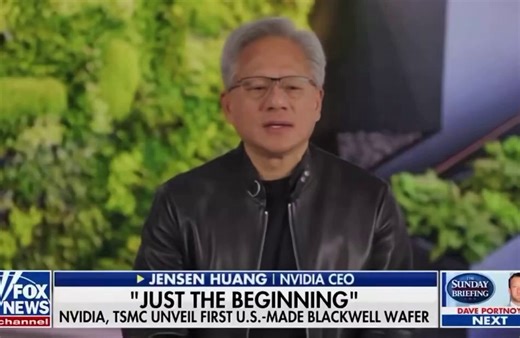 El director ejecutivo de Nvidia, Jensen Huang, declaró: "Fabricamos en Estados Unidos gracias al presidente Trump. Ahora fabricamos los chips más avanzados para IA aquí en EE. UU. Todo esto comenzó con el deseo del presidente Trump de reindustrializar Estados Unidos".