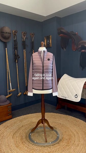 We have fallen in love with this look 😍 Shop this entire outfit at the Horse Trader Store. 🛍️ #HorseTraderStore #CavalleriaToscana #HorseGirl #Pink #Showjumping