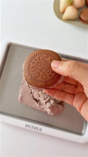 Make an Oreo Cake Ice Cream Sandwich with me! 🍓🍰 #asmr #icecream #oreocake #strawberry #asmrfood