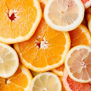 Help fight off the winter sniffles with oranges and strawberries, both packed with Vitamin C 🍊 🍓 View our latest deals here: https://oxfordfreshmarket.co.za/weekly-deals/ Promotion valid 2 to 7 June 2021. While stocks last. | Oxford Freshmarket