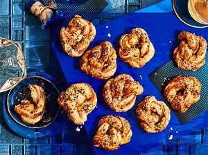 20  Easy (and Impressive) Holiday Appetizers You Can Make in Minutes