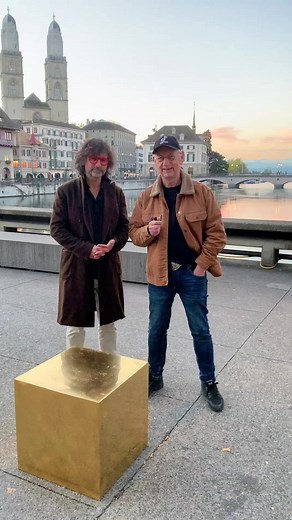 Morgenstund hat Gold im Mund. Castello Cube in Zürich am 22.9.22. der grösste Goldwürfel der Welt #castello #gold #kunst #performance #viral #viralvideo #fyp #foryou #foryourpage #aarau #biennaledivenezia #niclas #centralpark #newyork #zürich #rathaus #würfel #bruno #swisssommelier