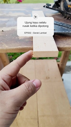 Pantas hasil potong selalu rusak 📋 INFORMASI Pernah penasaran kenapa ujung kayu sering rusak saat dipotong dengan circular saw? Di video ini kita lihat lewat gerakan lambat — ternyata penyebabnya ada pada arah putaran blade yang memutar dari bawah ke atas. Akibatnya, serat kayu yang tidak tertahan bisa terlempar dan membuat bagian ujung kayu jadi rusak.