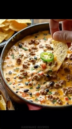 🧀 Spicy Cowboy Queso 🌶️ 24g Protein | g Rich, creamy, and packed with bold Tex-Mex flavor, this spicy cowboy queso is loaded with seasoned beef, black beans, melty cheese, and a kick of jalapeño. Perfect for dipping, sharing, and game-day cravings. 📝 Ingredients: 🌮🔥 ✦ 250 g ground beef 🥩 ✦ 1 cup shredded cheddar cheese 🧀 ✦ 1 cup shredded Monterey Jack cheese 🧀 ✦ 1 cup whole milk 🥛 ✦ ½ cup black beans, drained 🫘 ✦ ½ cup diced tomatoes 🍅 ✦ 1 small jalapeño, sliced 🌶️ ✦ 1 small onion, f