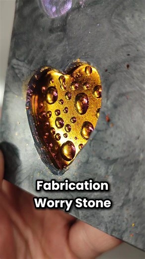 💦 Création d'une pierre de sérénité effet goutte d'eau 👉 Pour cette pierre, j'ai besoin d'une première couche de résine époxy transparente que je laisse sécher au minimum 12h 👉 Après séchage de la première couche, je viens faire des petites gouttes avec de la résine UV que je laisse sécher 30 secondes sous la lampe UV (il faut que la résine UV soit collante pour faire adhérer ma poudre caméléon) 👉 Après l'application de la poudre caméléon, je coule une dernière couche de résine époxy en noir