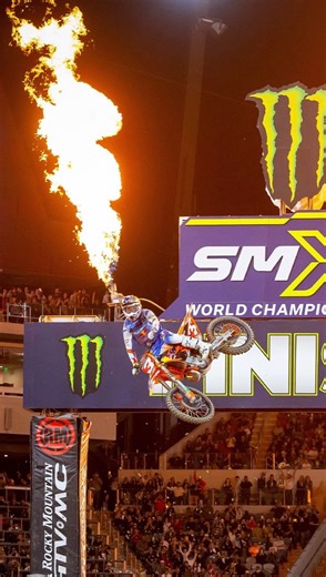 Jade Dungey on Instagram: "Going through my old videos in the iCloud storage and found this gem form 2016. Yes I was an idiot and should have had a helmet on but you live and learn! @mechanix_wear"