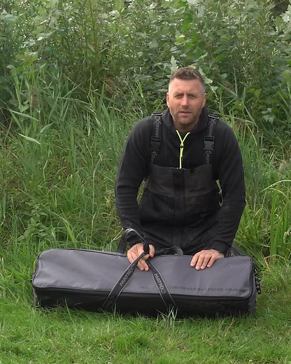 In unserem Ethos XL Accessories Bag findet so einiges Platz. Thorsten zeigt euch einmal, was er so alles darin transportiert. #angeln #fishing #matrixfishing #polefishing | Fish Matrix