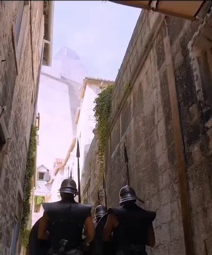 Daario Naharis exposes a hidden Son of the Harpy, revealing the limits of the Unsullied’s perfection. Fearless soldiers follow discipline, but Daario thinks like a street fighter, proving ruthless pragmatism works better against cowardly insurgents in chaotic city warfare. ⚔️🔥Game of Thrones 🎬