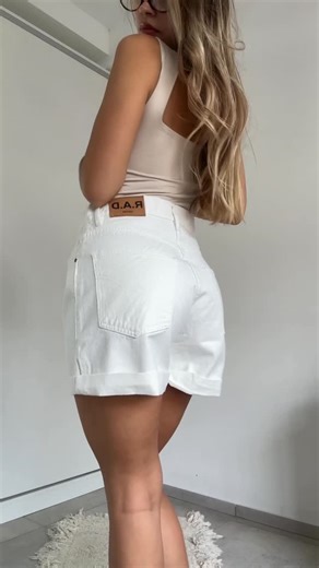 Rad Denim on Instagram: "✨ Team Moss o Team Erin? Dos siluetas, dos detalles clave, un mismo mood RAD. El Short Moss con desflecado relajado y canchero. El Short Erin con ruedo bien definido suma prolijidad sin perder onda. 📌 Hasta 12 cuotas sin interés 💸 20% OFF en transferencia 🛍 Disponible en @orlinda_store 📩 Asesorate por DM"