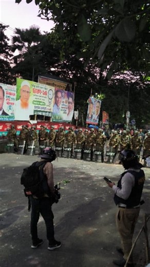 সেনাবাহিনীর সামনেই ছাত্রজনতার এ*ক*শন | Dhaka News Live - ঢাকা নিউজ লাইভ