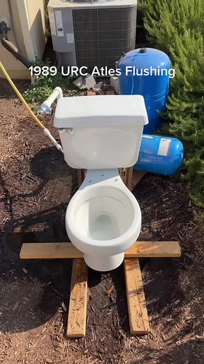 1989 URC Atles Flushing - Vintage Toilet Demonstration