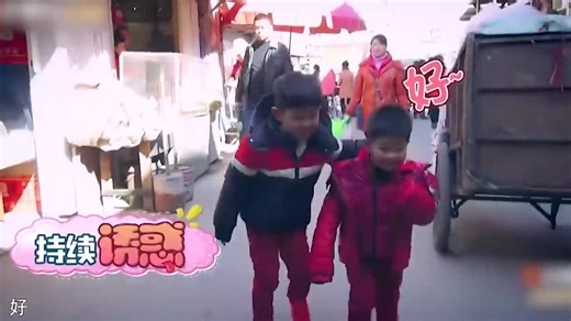 安吉小鱼儿去买菜，没想到平时打架的兄弟，关键时刻会保护对方！ #胡可 #二胎家庭 #兄弟 #打架 #安吉小鱼儿