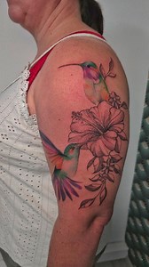 Vous l'avez vraiment aimé ce flash!! ❤️❤️ Magnifique tatouage d'une fleur d'hibiscus accompagné de deux colibris, réalisé en aquarelle sur les bras de cette dame. Un vrai plaisir de créer une pièce unique ! Qu'en pensez-vous ? @ln.6262 @link.tattoo @australtattoo #artist #art #tattoo #tattooart #tattoodax #tattoogirl #ink #heugas #flowers #bird #tatouage #tattoolandes | L'ink tattoo