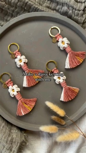 Macrame| Jute| craft ✂🪢 on Instagram: "Macrame daisy keyring 🤍 A little bloom to brighten your keys 🌼✨ #macramelovers #handmade #macramecommunity #handcrafted #keychain #macramekeyring #daisykeychain #handmademacrame #handmadevibes #diykeychain #diylovers #diywithlove #creativehands #craftyvibes"