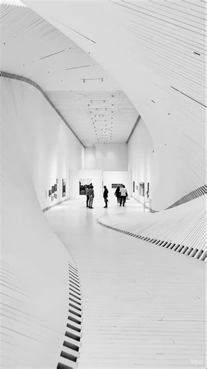 601K views · 14K reactions | "The twist" se encuentra en el parque de esculturas Kistefos en Jevnaker, Norueg. Con 1,000 metros cuadrados es una solución funcional que permite al edificio conectar dos puntos a diferentes alturas: la ribera sur, más baja y boscosa, con la ribera norte, más alta y montañosa. #architecture #Arquitectura #construccion #fblifestyle | ISMOS Arquitectura | Facebook